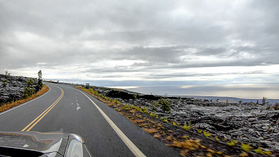 POV沿着开阔的道路行驶，熔岩床