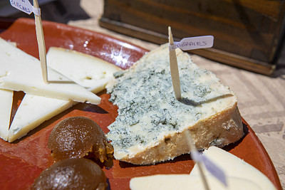 卡布拉莱斯的奶酪桌，卡布拉莱斯奶酪和果冻摆在前面