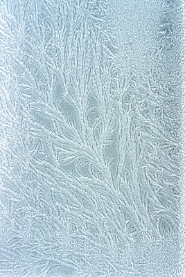 冬季西伯利亚严寒之窗上的霜冻图案