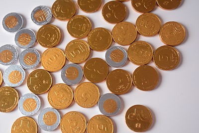 一堆巧克力谢克尔硬币作为金融概念