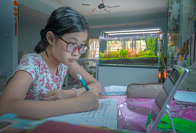 新冠肺炎疫情期间，亚洲华裔女学生在家学习网络课程