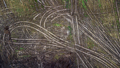 在泥泞的地下建筑工地的轮胎痕迹，鸟瞰图