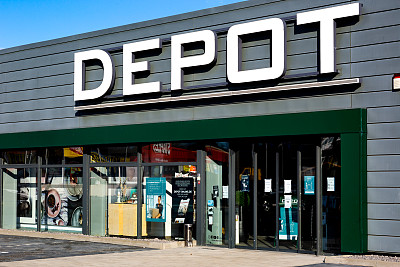 仓库商店的入口和正面。Depot是一家德国的家居装饰公司