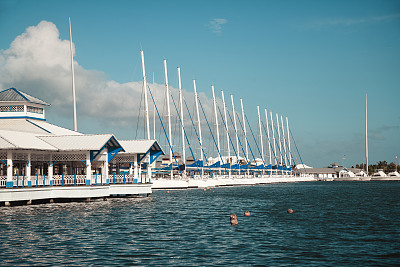 古巴维拉德罗的现代游艇和新码头别墅