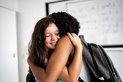 女学生朋友在学校拥抱