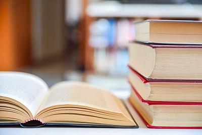 在桌子上打开合上的书