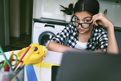 参加网络学校课程的少女。电子学习。新常态-概念。新型冠状病毒肺炎