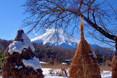 白雪皑皑的富士山与农场:山梨县大野hakkai的景色