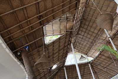 室内图像的编织，棕榈叶屋顶和悬挂藤灯罩
