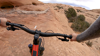 第一人称视角的山地自行车遵循沙漠路径