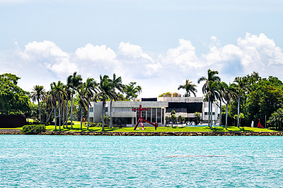 迈阿密，佛罗里达州比斯坎湾近岸内水域和印度溪亿万富翁岛房子滨水海滨物业现代大厦