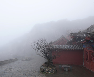 世界自然和文化遗产泰山笼罩在一片迷雾中