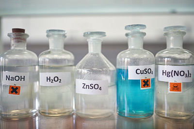 实验室架子上的危险化学品。化学、实验室、化学物质
