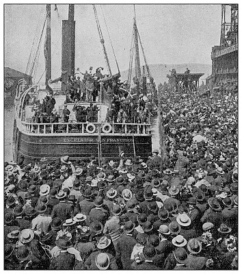 古董黑白照片:克朗代克淘金热，满载矿工离开温哥华的船