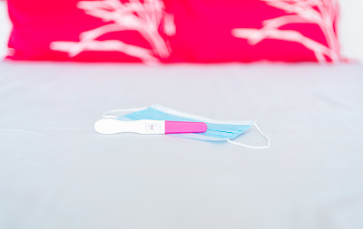 在冠状病毒隔离的外科口罩上妊娠测试阴性