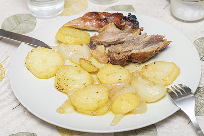 火腿蹄(或hough)或猪蹄在土豆床上烤
