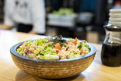 日本料理餐厅的蔬菜沙拉