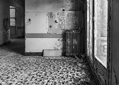 废弃的医院走廊，旧暖气片，单色