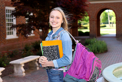 15岁的少女在校园里运动她的背包在这些返回学校的肖像。