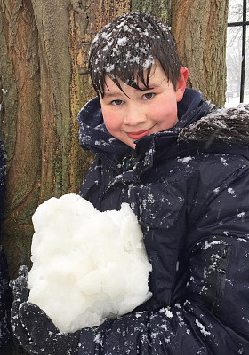 男孩在雪中玩耍