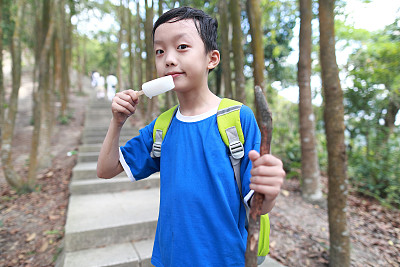 亚洲小孩在山上徒步旅行