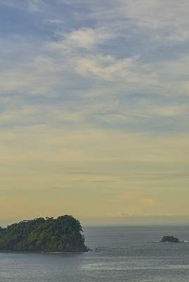 在哥斯达黎加太平洋海岸曼努埃尔·安东尼奥国家公园的野性海岸美景上，充满活力的日出