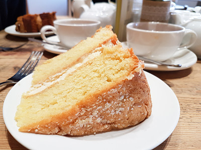 在café网站上，一大块柠檬蛋糕作为下午茶的一部分出现了
