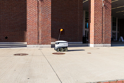 一个星际飞船机器人，一个自动驾驶的送货机器人，在密西西比大学的校园里