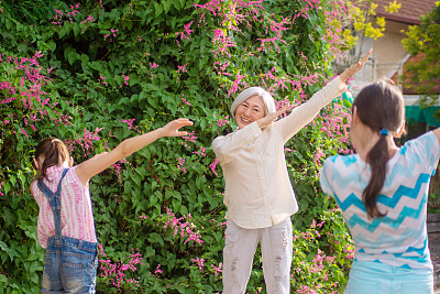 孙辈们向他们的亚洲祖母展示如何跳dab。在户外,夏天