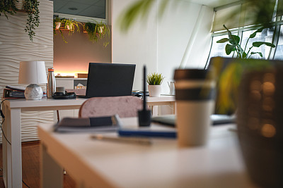 公司办公室的有序办公桌