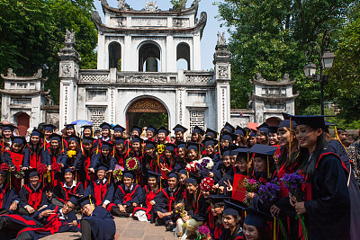 越南河内，学生们在文庙入口Van Miu Gate (Vn Miu Môn)前庆祝毕业