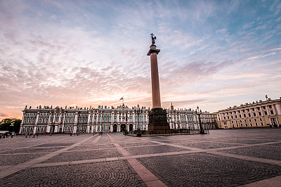 俄罗斯圣彼得堡主广场和亚历山大圆柱上的日落