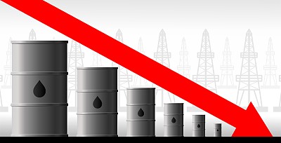 石油危机矢量概念。产量下降，石油和燃料价格下跌。图中桶背景上的红色箭头向下。来自石油井架的背景资料。