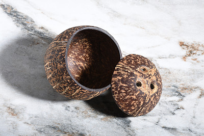 大理石纹理背景上手工制作的椰子碗