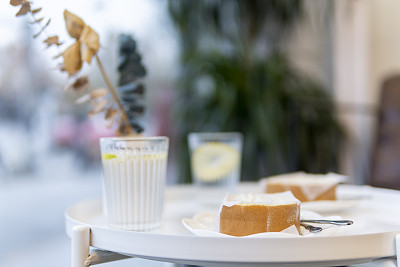 咖啡厅里有一种叫瑞士卷柠檬水的下午茶蛋糕