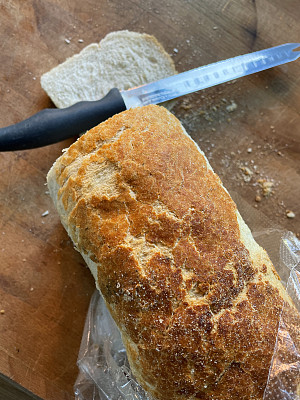 形象切片，老虎面包面包与面包刀木砧板，高视阔步