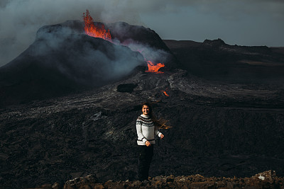 在冰岛Fagradalsfjall火山喷发时，一名妇女感到敬畏