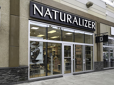 Naturalizer鞋店在Outlet Collection在尼亚加拉，安大略省，加拿大