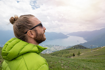 男性徒步旅行者从山顶眺望风景