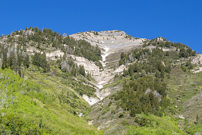 犹他州圣丹斯和Timpanogos山附近春季徒步旅行山上的最后一场雪