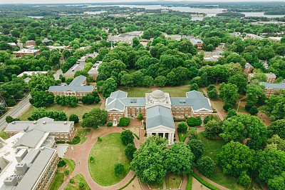 春天的大学校园上空