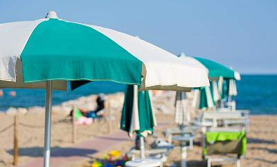 沙滩伞在大海前的沙滩上张开