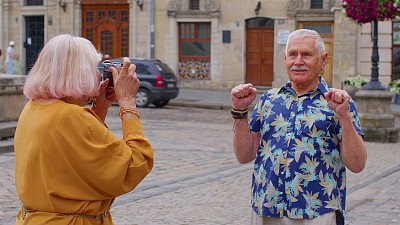 老游客爷爷在老夏镇用复古相机给奶奶拍照