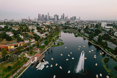 从空中俯瞰回声公园湖和洛杉矶天际线