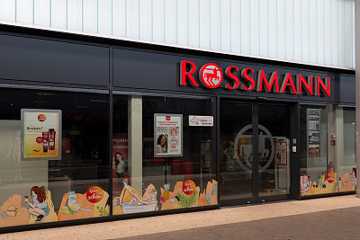罗斯曼商店的正面和入口。罗斯曼是一家德国连锁药店。