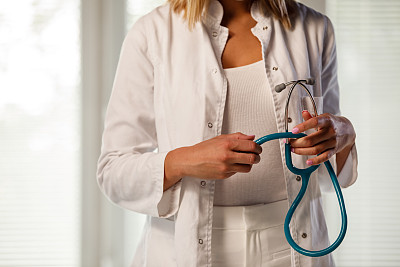手持听诊器的女医生 手持听诊器的女医生