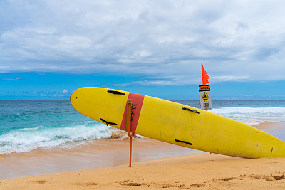 警告旗和冲浪板，用于夏威夷瓦胡岛的沙滩救援