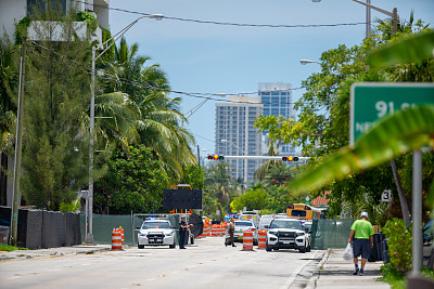 警方封锁了通往迈阿密海滩尚普兰塔坍塌地点的所有道路