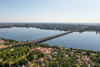 沃罗涅日河的空中全景，从沃罗涅日中心区的无人机视角
