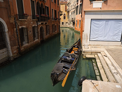意大利威尼斯狭窄的运河，有桥和贡多拉。威尼斯的建筑和地标